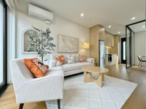 City Haven Retreat - Stylish 2BR Townhouse vs AC & Backyard